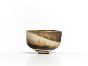Bowl with spiral clays